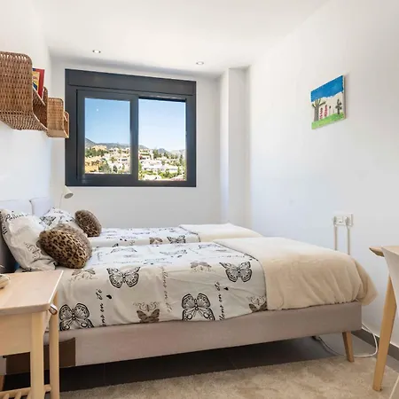 Modern Newbuild Townhouse With Quality Furniture Holiday home