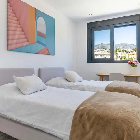 Modern Newbuild Townhouse With Quality Furniture *