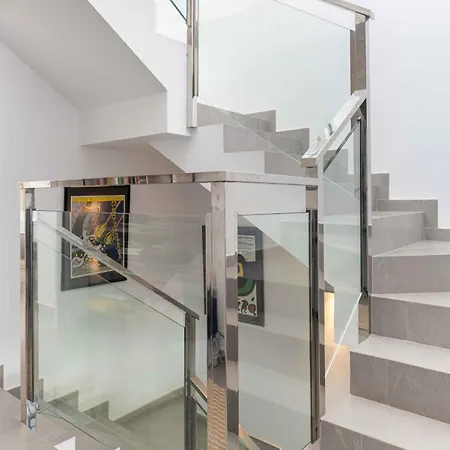 Modern Newbuild Townhouse With Quality Furniture Holiday home *