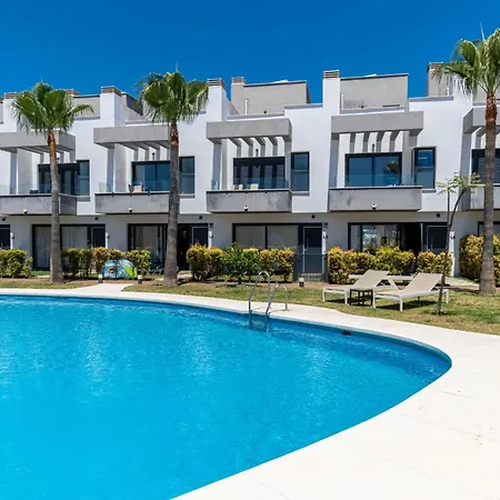 Modern Newbuild Townhouse With Quality Furniture *