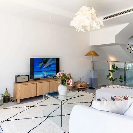 Modern Newbuild Townhouse With Quality Furniture *
