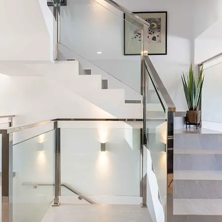Modern Newbuild Townhouse With Quality Furniture * 丰希罗拉