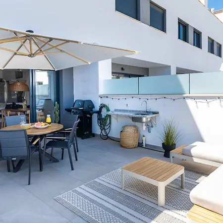 Modern Newbuild Townhouse With Quality Furniture 度假居 丰希罗拉