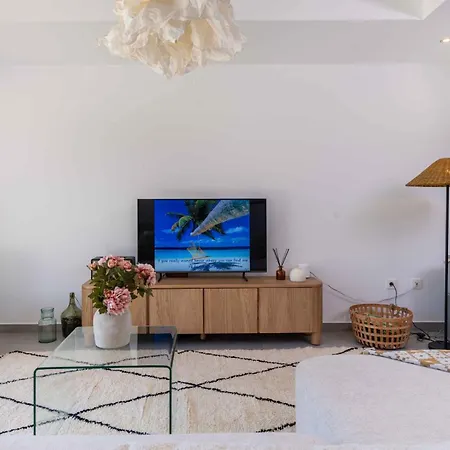 Modern Newbuild Townhouse With Quality Furniture 丰希罗拉