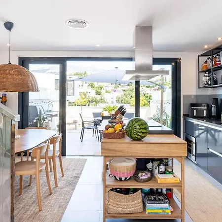 Modern Newbuild Townhouse With Quality Furniture 度假居 *